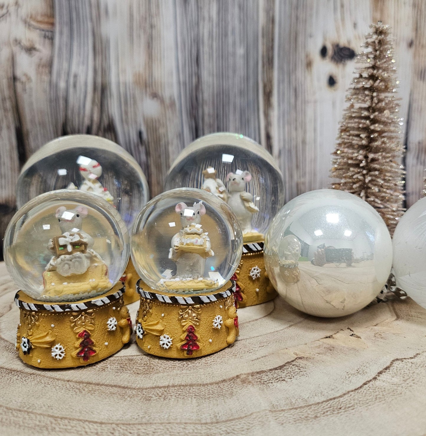 2 Süße Schneekugeln Weihnachtsmaus auf Sockel Weihnachtsbäckerei 65 mm Durchmesser - Schneekugelhaus