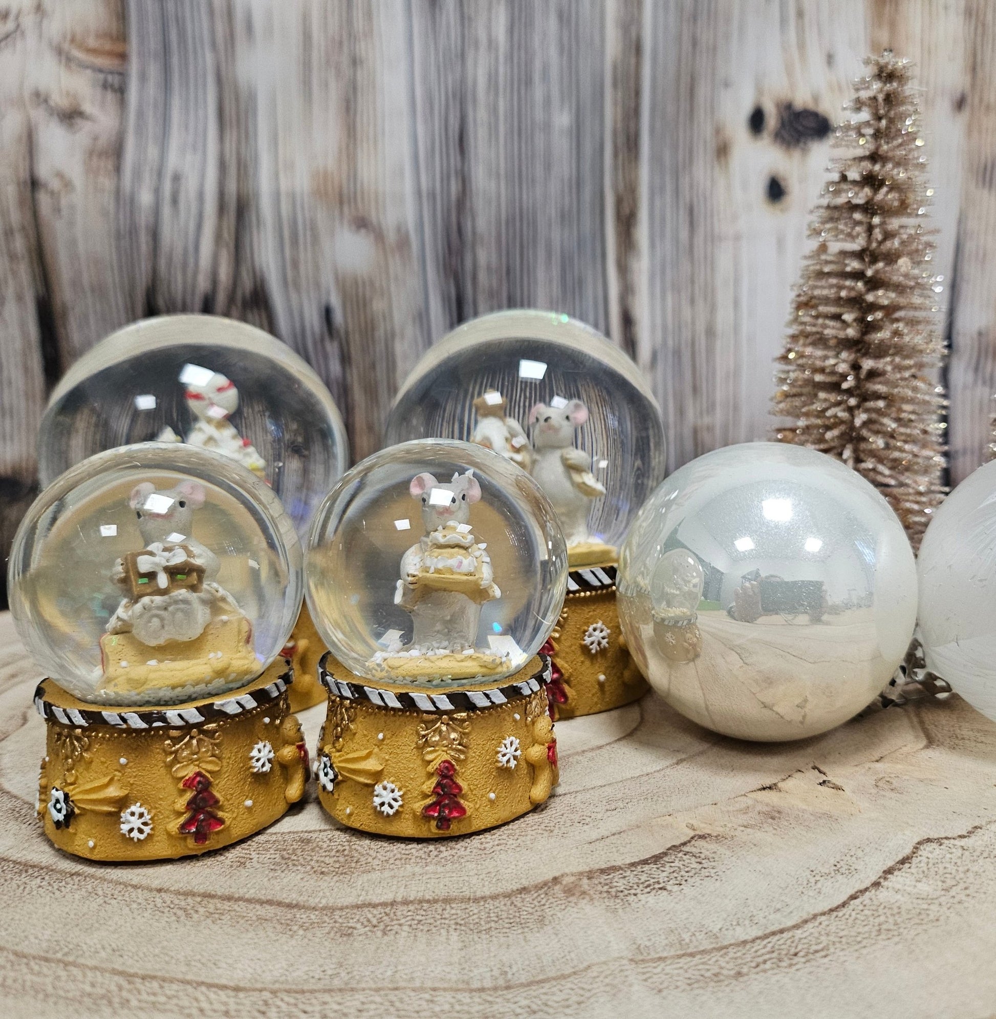 2 Süße Schneekugeln Weihnachtsmaus auf Sockel Weihnachtsbäckerei 65 mm Durchmesser - Schneekugelhaus