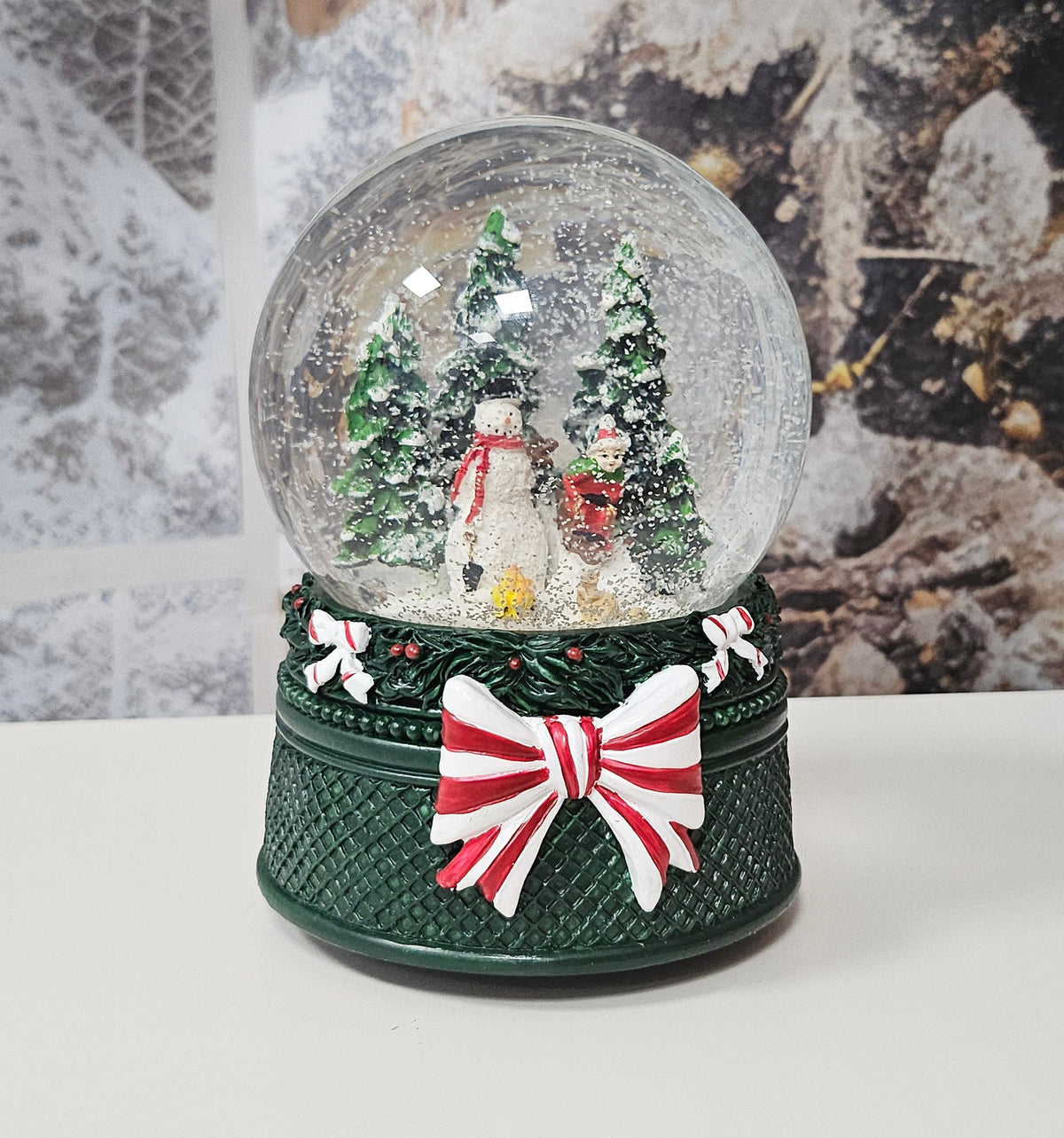 Nostalgische Schneekugel Schneemann steht auf Weihnachtsdekor grün 100 mm Durchmesser mit Spieluhr - Schneekugelhaus