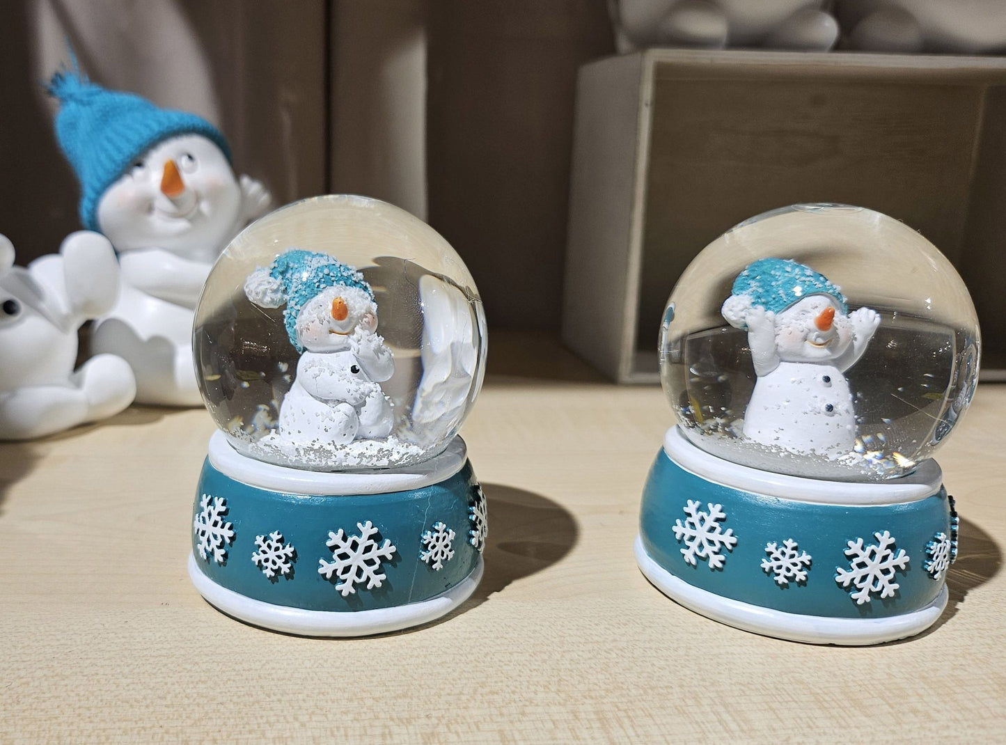 Süße Mini - Schneekugel Schneemann Hände hoch auf Sockel türkis weiße Schneeeflocke B: 45mm - Schneekugelhaus