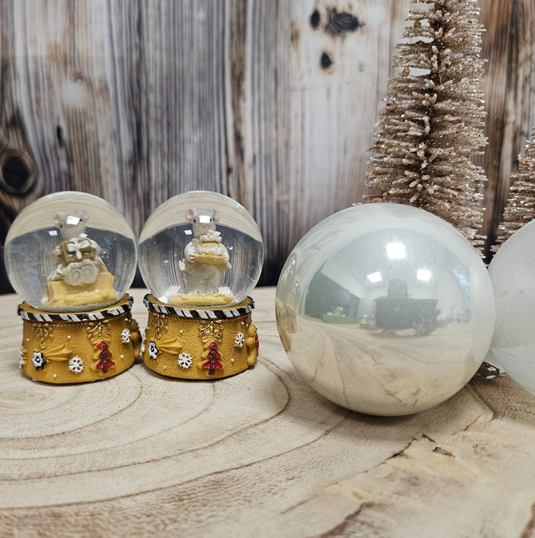 Süße Mini - Schneekugel Weihnachtsmaus Geschenkpaket auf Sockel Weihnachtsbäckerei 45 mm Durchmesser - Schneekugelhaus