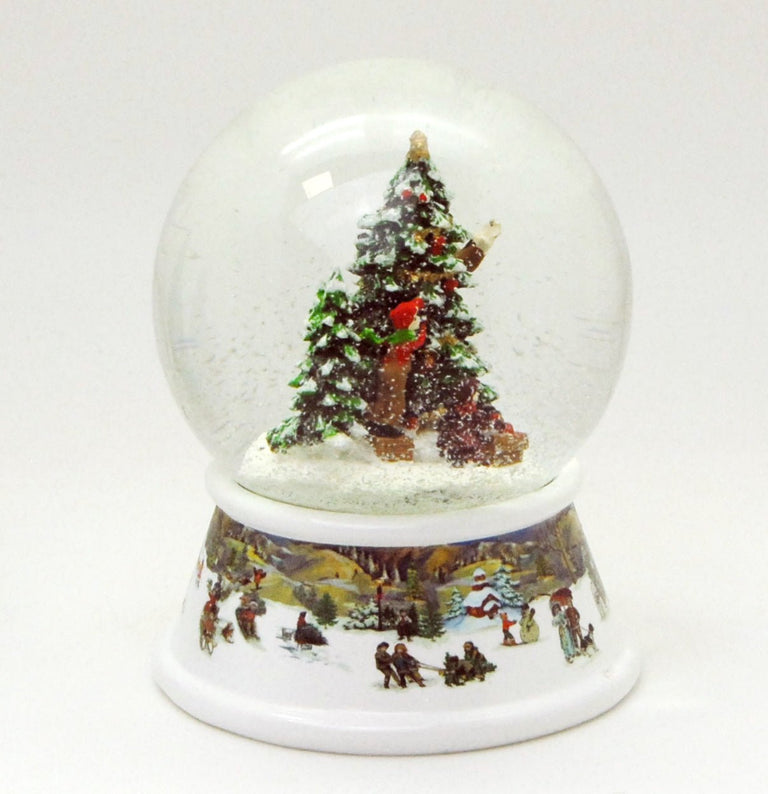 Schneekugel Weihnachtsbaum schmücken mit Geschenken auf Sockel nostalgische Schneelandschaft mit Spieluhr - Schneekugelhaus